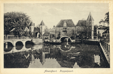 12771 Gezicht op de Eem en de Koppelpoort te Amersfoort uit het noordwesten.